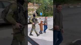 ما لم يريكم إياه الإعلام العربي #الفلسطيني - #جندي في #الخليل يساعد طفلين فلسطينيين على عبور الشارع