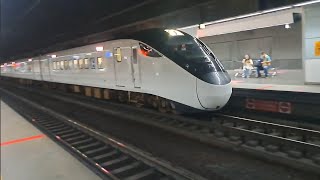 111次七堵發車開往枋寮的西部優質直達EMU3000型十二輛編組EMU3031皮蛋豆腐騰雲號綠色帶新城際自強號列車，1128次苗栗發車開往基隆的銀綠色微笑號EMU900型十輛一編組EMU918區間車