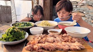 肘子肉蘸醬油，山菜蘸醬，一碗山珍海味，娘倆大口吃【農村大哥寒冰】