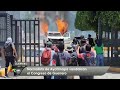 normalistas de ayotzinapa vandalizan el congreso de guerrero queman vehículos.