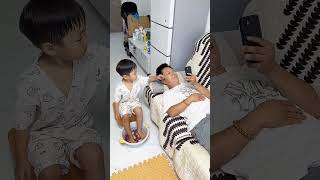 儿子真是太孝顺了，掉洗脚水里的给爸爸吃！#Cute baby#Cute#呆萌小米宝#聪明宝宝#萌娃