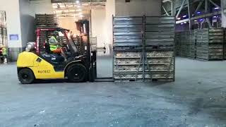 Grúa horquilla Komatsu, el trabajo logístico no se detiene!