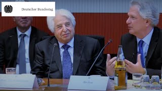 Jugendliche diskutieren mit Saul Friedländer über versteckte Kinder