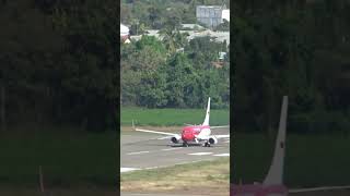 MOMEN ISTIMEWA Pesawat Presiden Jokowi Take Off dari Bandara Komodo Labuan Bajo