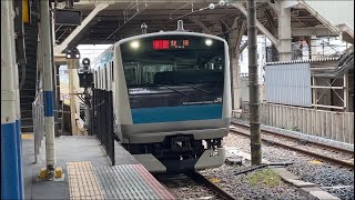 E233系1000番台ｻｲ101編成（トップナンバー）が快速蒲田行きとして南浦和駅2番線に到着停車する動画（2023.7.20）