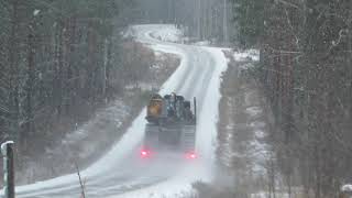 Metsäkoneen kuljetusta Ripatintiellä