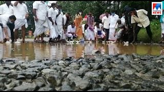 കുണ്ടും കുഴിയും നിറഞ്ഞ റോഡില്‍ കടലാസ് വള്ളമിറക്കി കോണ്‍ഗ്രസ്; പ്രതിഷേധം | Kothamangalam road