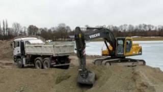 Volvo EC290B NLC belädt werksintern MAN 3 Achs Kipper( F90, F2000 und TGA) mit Kies Perspektive 1