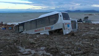 Ischia il giorno dopo la frana: la spiaggia è un cimitero delle auto trascinate dal fango