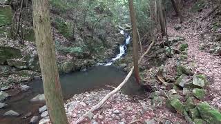 何かを感じる山道と品の滝（広島県三次市）