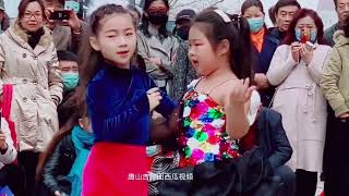 两个6岁小女孩天津海河火爆吉特巴太精彩了，观众久久不能散去！