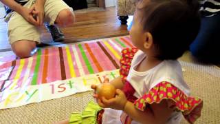 2012 0707 抓周 Lily's 1st birthday- I pick up the Onion=smart 洋蔥=聰明