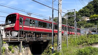 横須賀市の山のふもとを駆け抜ける京急1000形