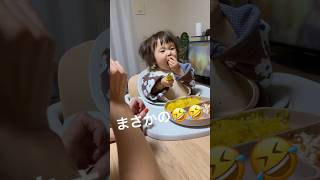 【1歳0ヶ月】はじめてスプーン練習させてみたら、、予想外の食べ方にママあたふた😳スプーン食べは長い道のりになりそうだ😇