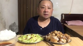 一盘猪头肉，一盘芹菜，再来点米饭，相当哇噻