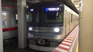 【柱の位置...】 東京メトロ日比谷線13000系13106F 秋葉原駅発車