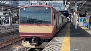 E531系0番台ｶﾂK451編成（赤電塗装）が水戸駅4番線を普通ワンマン勝田行きとして発車する動画（2023.11.）