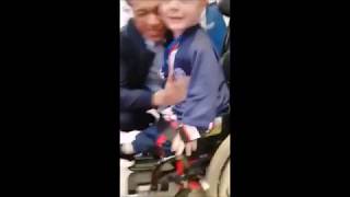 PSG Un jeune garcon handicapé est émerveillé devant tous les joueurs