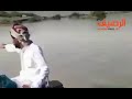 ابداع .. مواطن يمني يحول دراجته النارية الى قارب للانقاذ في سد مأرب