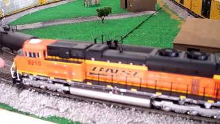 Athearn HO SD70ACe Vs MTH HO SD70ACe Review