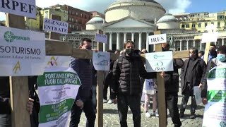 Covid, nuove proteste per le chiusure: croci in piazza a Napoli