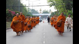 พุทธศาสนิกชนชาวสกลนคร ทำบุญตักบาตรสามเณรภาคฤดูร้อน เฉลิมพระเกียรติพระบาทสมเด็จพระเจ้าอยู่ห