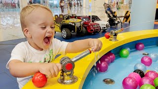 Chris joue au centre de jeux pour enfants