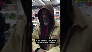 متشرد يقرأ الفاتحة وقبل أن يبدأ يقول ... Homeless in New York recites Al-Fatihah \