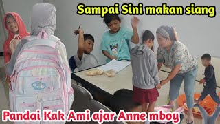 pagi Ini kak Ami ajari Anne mboy buat PR pulang sekolah terus pergi Kami Semua