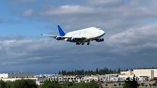 Huge Boeing 747 Dreamlifter landing