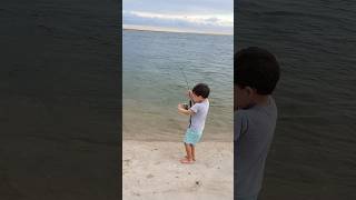 O peixe tomou linha 🎣🎣 Têtê pescando 😍 filho de peixe, peixinho é 😍 #fishing #pesque #fish