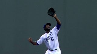 HOU@KC: Cain scouts the ball well to make the catch