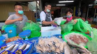 大哥直接蒲燒鰻全包 果然知道蒲燒鰻就是這裡最便宜 興達港王中皇 帥城武 高雄興達港 海鮮叫賣 叫賣哥