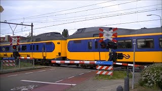 Spoorwegovergang Nijkerk // Dutch railroad crossing