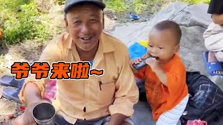 爷爷知道高哥手受伤了，也来盖房子这里帮忙，顺便看看小高兴【尼泊尔高哥幸福的一家】