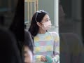 jennie ที่สนามบิน ถามเมเนว่าแว่นหนูอยู่ไหน พี่เมเนบอกก็บนหัวเธอไง jennie airport incheonairport