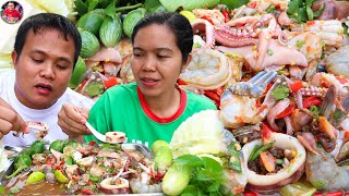 ตำทะเลกุ้งสดลงทุ่ง บรรยากาศลมเย็นแซ่บๆ กับสาวสี