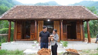 The joy of single mother Tu Yen when receiving a meaningful gift of a lovely dog ​​from doctor Long.