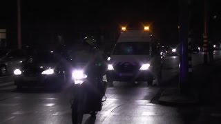 Politie motor geeft spoedbegeleiding aan dierenambulance in Den Haag