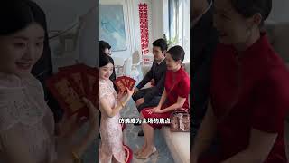 爸爸妈妈在婚礼上的颜值真是出众。他们不仅穿着优雅得体，面容光彩照人，更是气质非凡，仿佛成为全场的焦点 #生活百態 #幸福 #暖心 #爱情 #婚礼  #婚礼现场