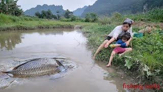 Fishing. Girls catch a giant fish weighing 8kg. Fishing skills