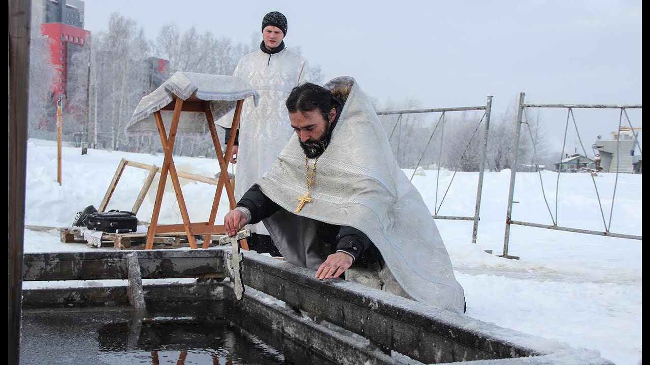 Когда освящают воду в крещенский сочельник. Освящение воды в храме. Освящение воды на крещение. Великое освящение воды на крещение. Освящение воды в храме на крещение.