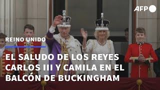 Carlos III y la reina Camila saludan desde el balcón del palacio de Buckingham | AFP
