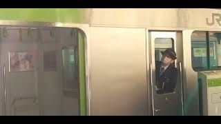 メガネ美人車掌　今も使われる国鉄時代からの発車ベル　The beautiful conductor.  The classical departure bell.