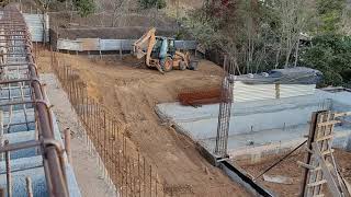 Olha como a terraplanagem muda o canteiro de obra.