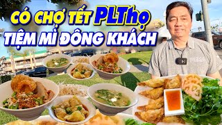 MÌ SỦI CẢO KHÔ Sủi cảo tôm quết rồi còn nguyên con tôm trong nhân. Khách đi hội chơ PLT qua ăn đông