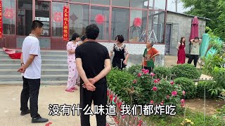 东北农村结婚当晚真热闹，大院门口放两个礼花，儿媳妇满脸幸福【农村小遥】