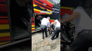 Proses Motor Masuk Bagasi Bus #bus #busmania #bejeu #busviral #shorts