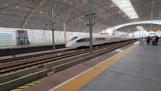 China's high-speed rail quickly passes through the train station 和谐号高铁动车组重连快速过站รถไฟความเร็วสูงของจีน