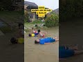 seru rebahan mandi air hujan dan bajir 😂🤗🤪 shorts banjir hujan seru mandi